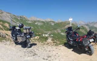 deux bmw GS adventure quelque part, au bout de la piste au Col Cologna en Italie